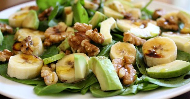 Ir para  <h3><big><strong>INGREDIENTES</strong></big></h3>

<h3><big><strong>1 ma&ccedil;o de alface<br />
4 bananas caturras m&eacute;dias<br />
suco de um...